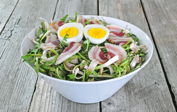 L&ouml;wenzahnsalat mit Speck