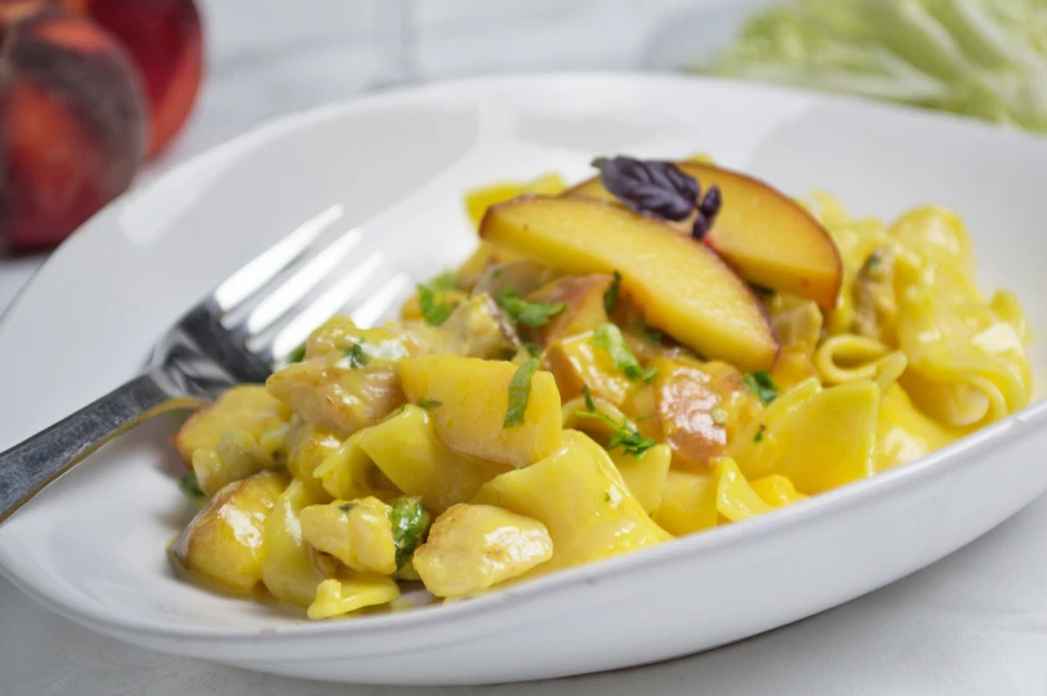 Pfirsich Huhn mit Curry-Rahm-Nudeln