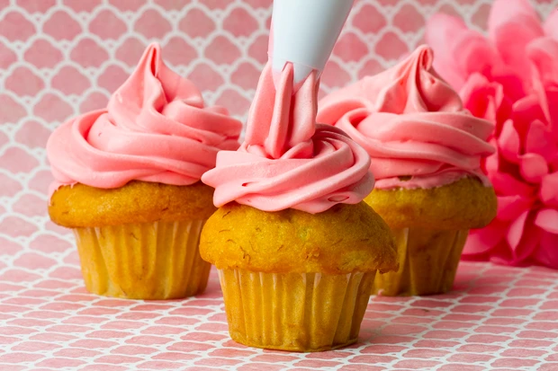 Erfrischende Cupcakes mit Erdbeercreme-Häubchen