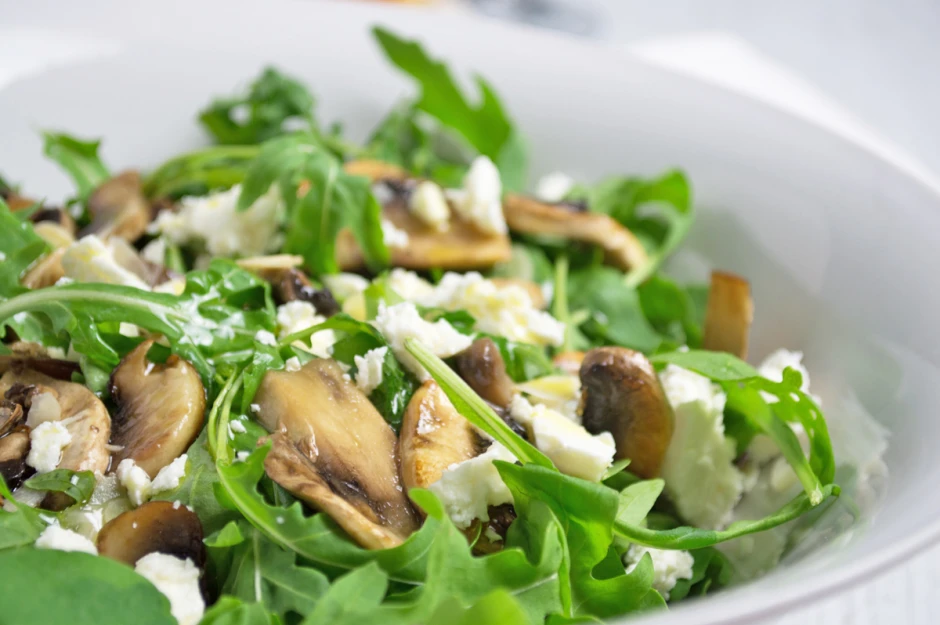 Sommerlicher Rucola Salat mit Champignons