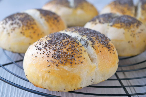 Mohn-Weckerl mit Joghurt