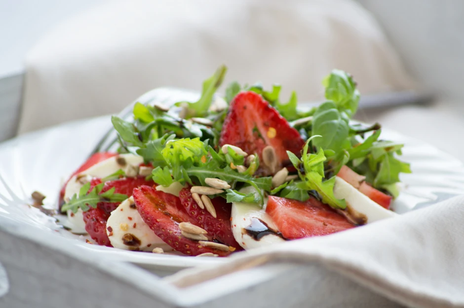 Mozzarella-Rucola-Erdbeeren Salat