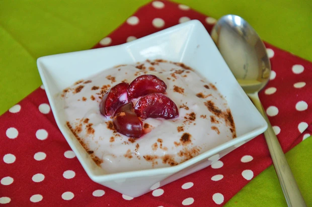 Fruchtiges Joghurtmousse mit frischen Kirschen