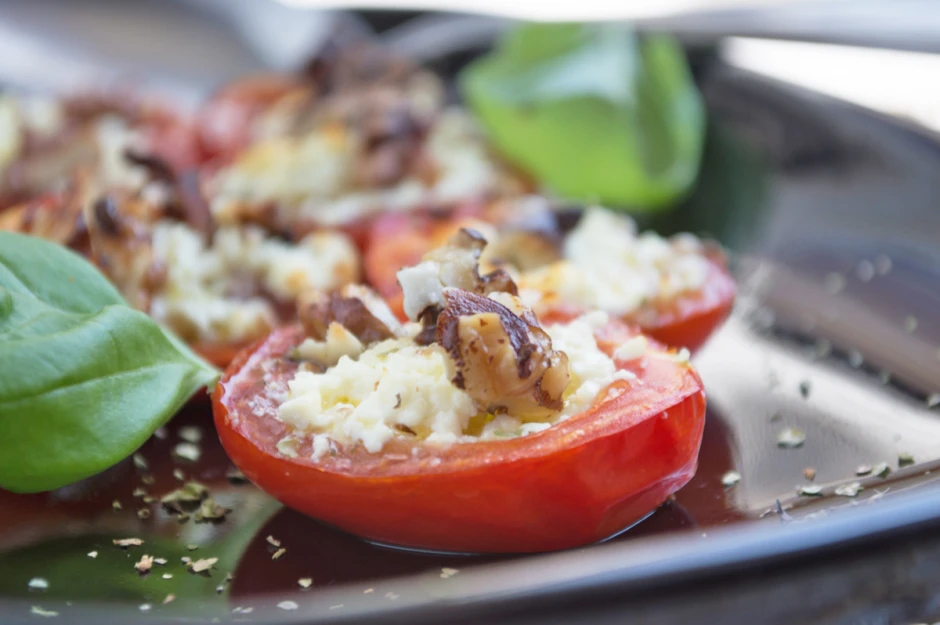 Gef&uuml;llte Tomaten mit N&uuml;ssen und Schafk&auml;se