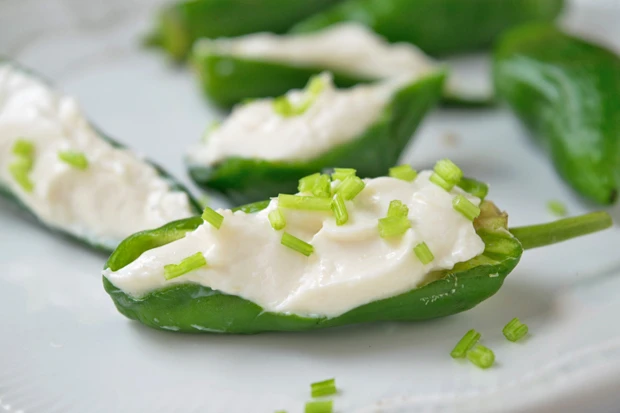 Peperoni mit Feta-Schnittlauch F&uuml;llung