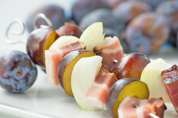 Zwiebel Spießchen mit Zwetschken und Speck