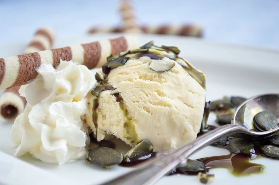 Eisdessert mit K&uuml;rbiskern&ouml;l