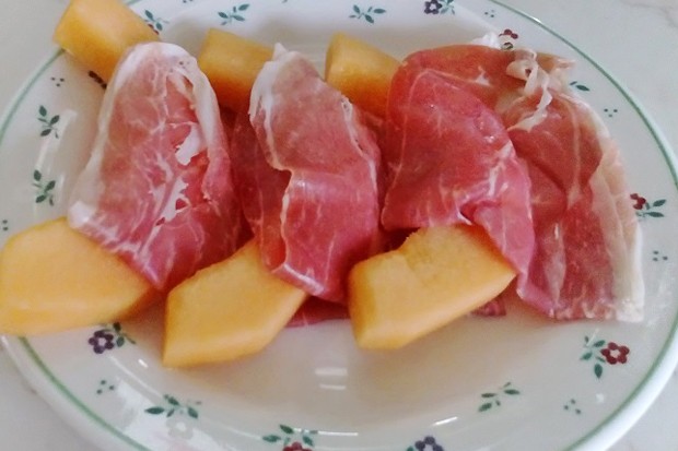 Melonenstücke mit Parmaschinken