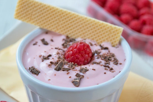 Topfencreme mit Himbeeren