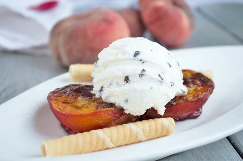 Gebackene Schokopfirsiche mit Eis