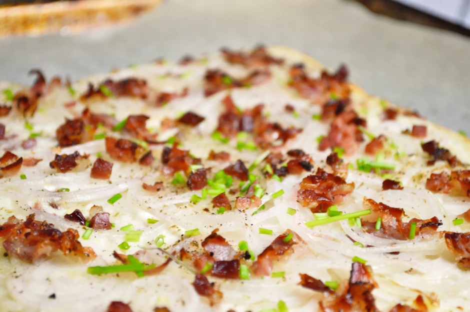 Flammkuchen mit Zwiebel und Speck