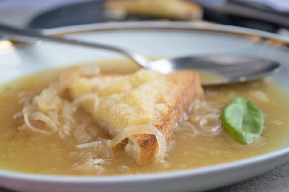 Omas Zwiebelsuppe