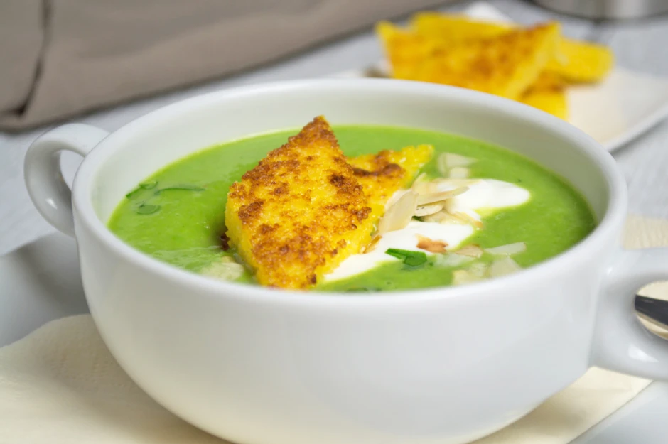 Erbsen-Minz-Suppe mit Polentaschnittchen