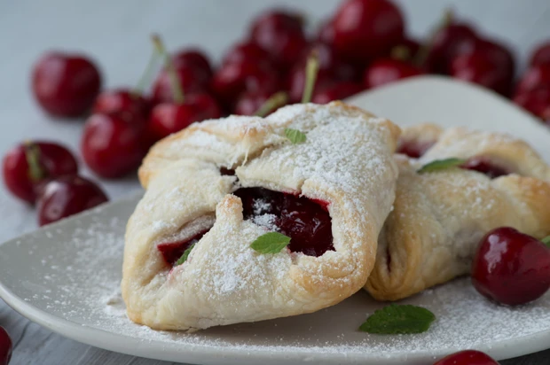 Blätterteigtaschen mit Kirschen und Minze