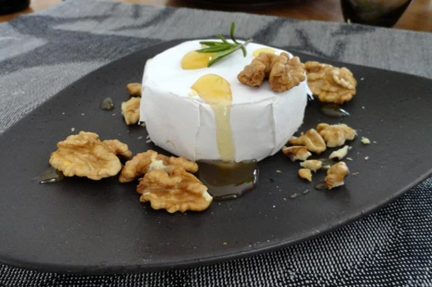 Ziegenk&auml;se mit N&uuml;ssen
