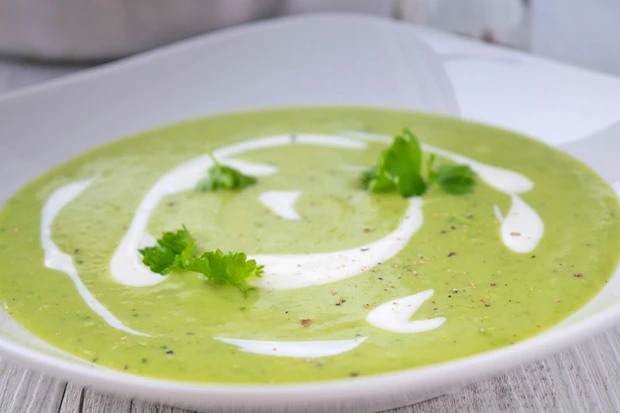 Erbsensuppe mit Joghurt und Minze