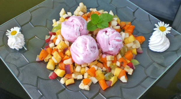 Erdbeereis auf Fruchtsalat