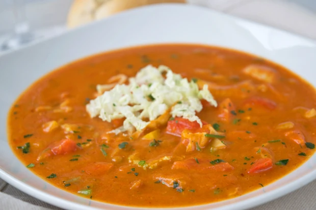 Scharfe Linsen-Kokossuppe