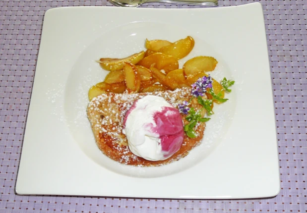 Hei&szlig;er Ritter auf Apfelragout und M&ouml;venpick Eis