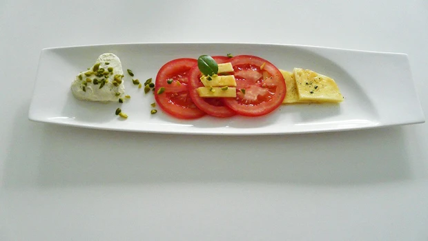 Carpaccio von Tomate und Ananas mit Mövenpick Pistazie-Weiße Schokolade