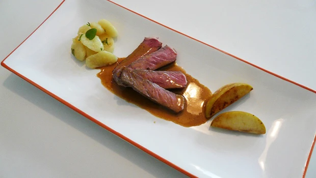Steak mit Gnocchi, Bratapfel und Vanilla-Toffee-Fudge Sauce