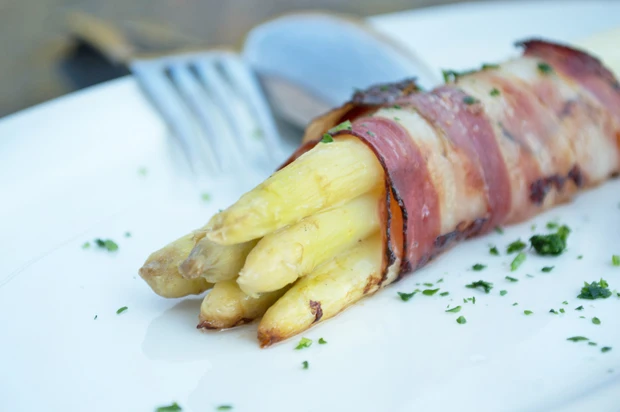 Gegrillter Spargel im Speckmantel