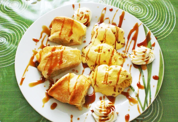 Gebackene Banane mit Vanilleeis