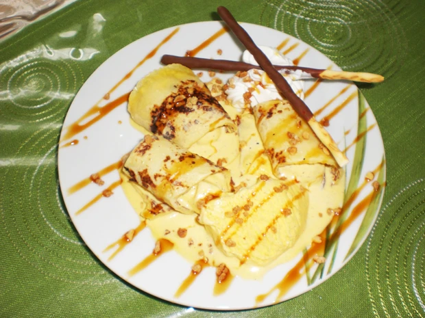 Palatschinken gef&uuml;llt mit Eis