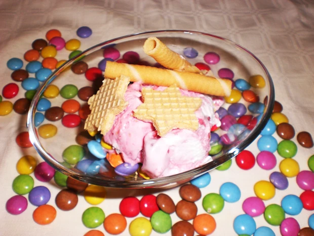 Erdbeereis mit Smarties