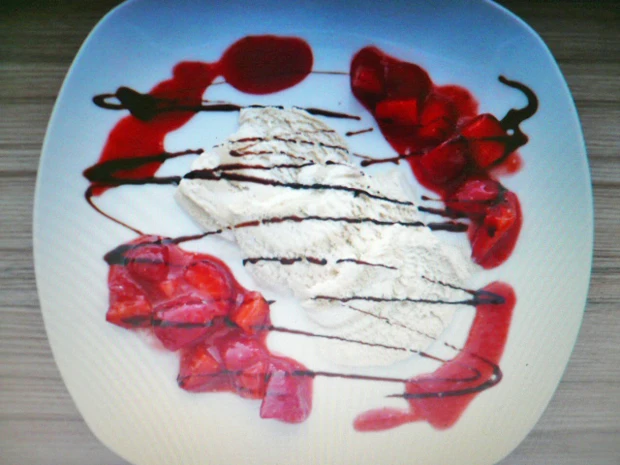 Pistazie wei&szlig;e Schokolade mit marinierten Balsamico-Erdbeeren