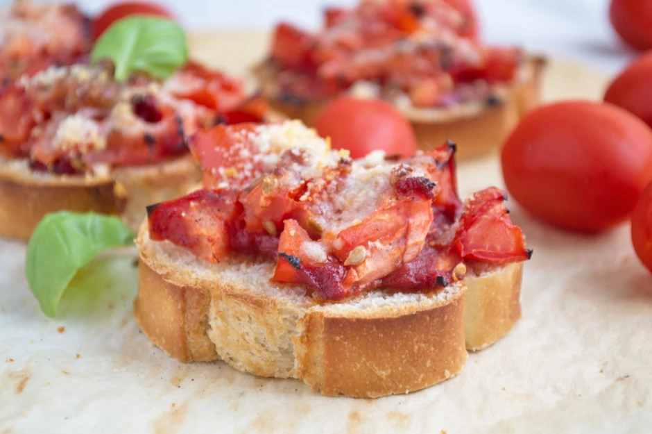 Überbackene Brote mit Tomaten