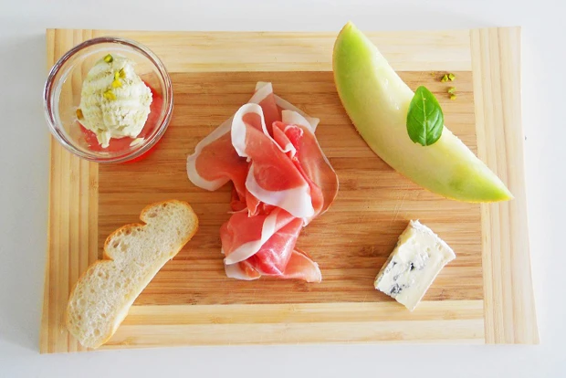 Mövenpick Pistazie-Weiße Schokolade mit Melone, Parmaschinken und Blauschimmelkäse