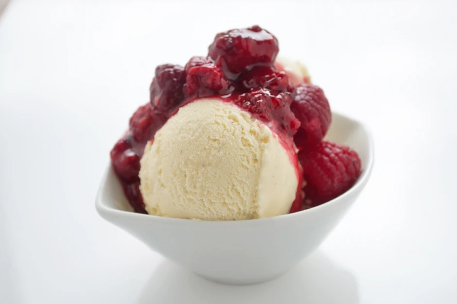 Vanilleeis mit hei&szlig;en Himbeeren