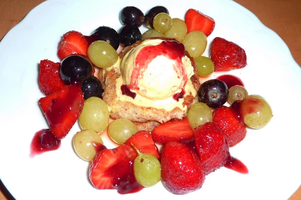 Vanilla-Quarktaler mit Erdbeer-Trauben-Salat