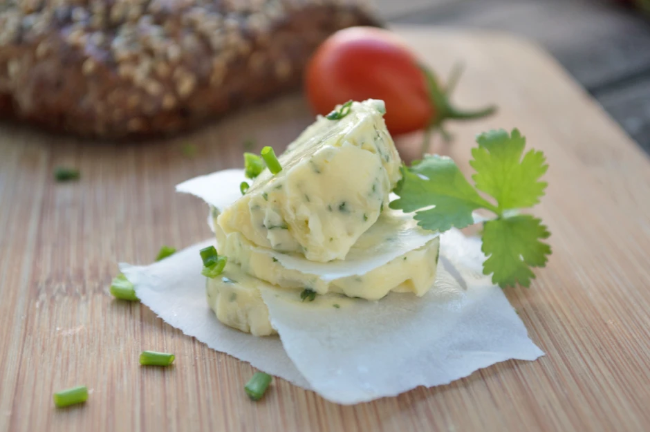Selbstgemachte Kr&auml;uterbutter