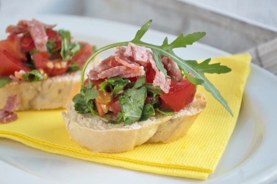 Bruschetta mit Salami