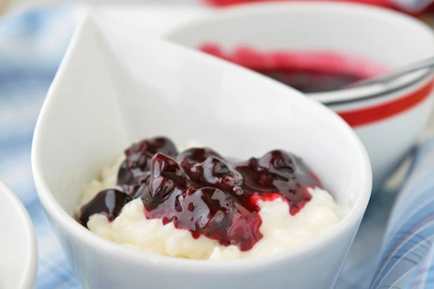 Veganer Kokosmilchreis mit Brombeeren