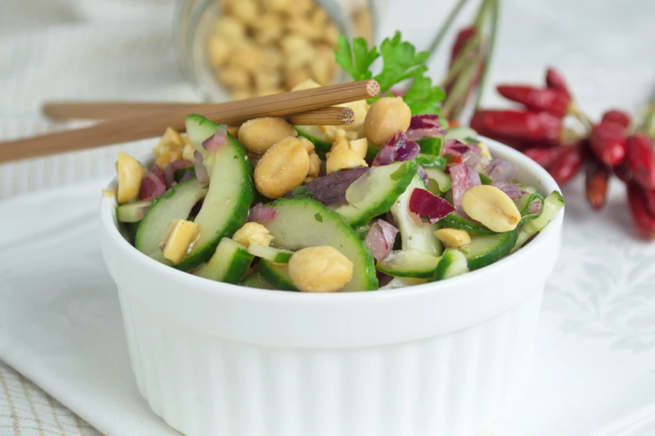 Chili-Erdnuss-Gurkensalat