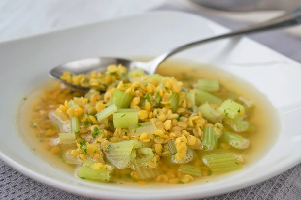 W&uuml;rzige Linsensuppe mit Sellerie