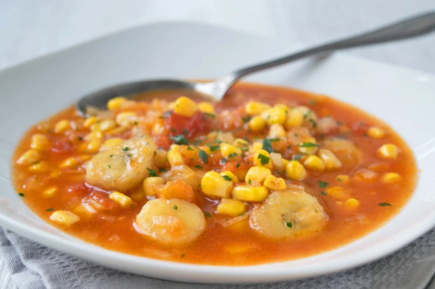 Afrikanische Bananensuppe mit Mais