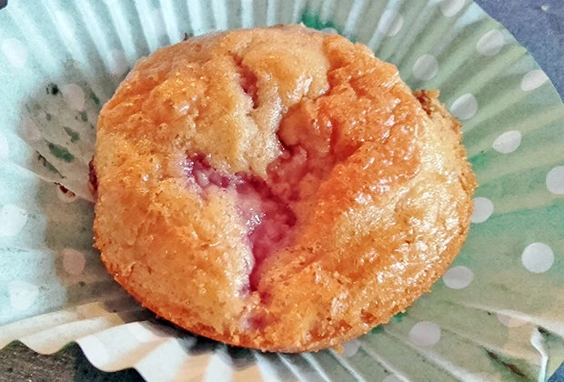 Muffins mit Himbeeren und wei&szlig;er Schokolade