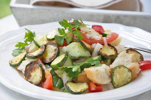 Italienischer Zucchini-Brotsalat