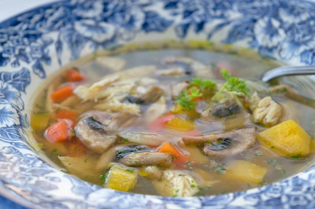 Kräftige Hühnersuppe mit Linsen