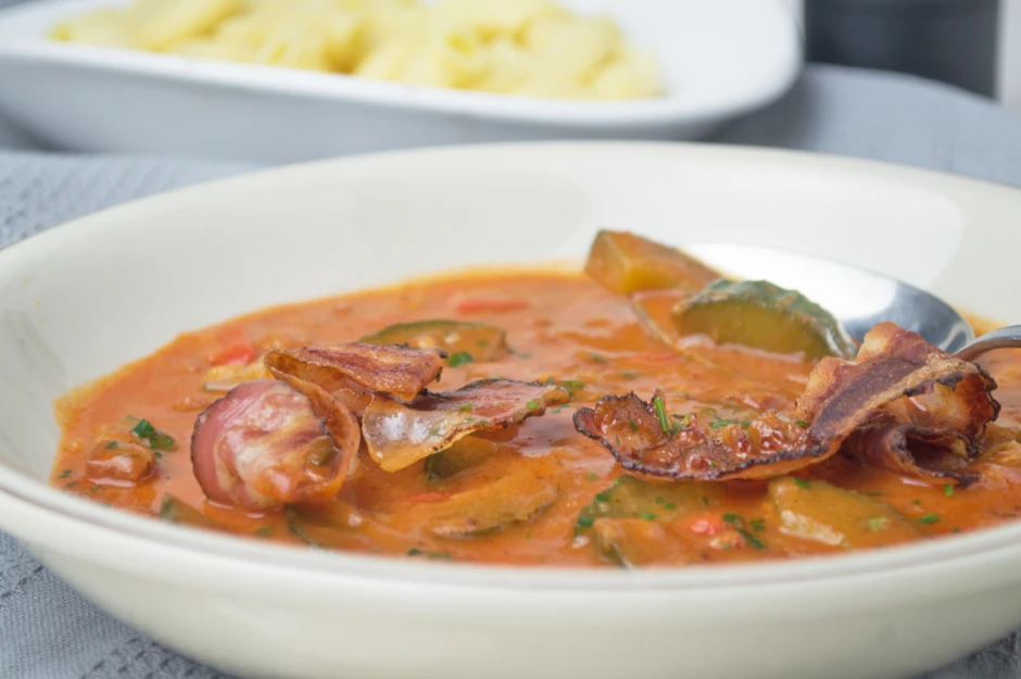 Gurken-Gulasch mit Speck