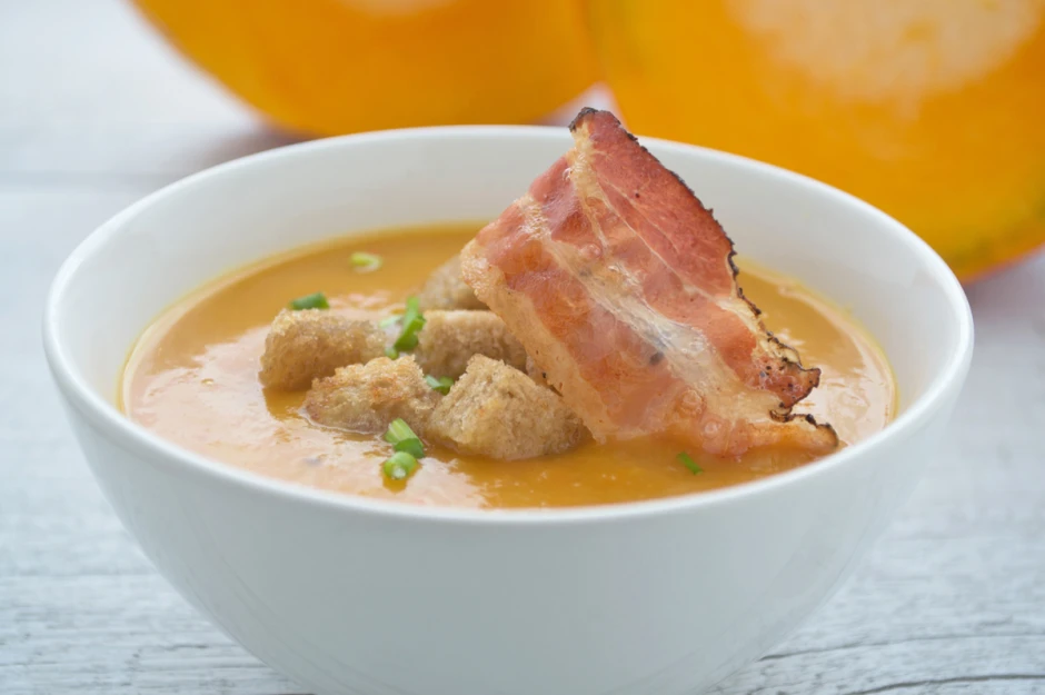 K&uuml;rbissuppe mit ger&ouml;stetem Schwarzbrot