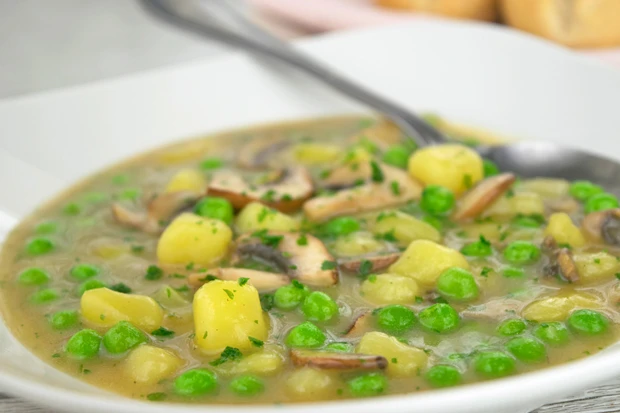 Kartoffelsuppe mit Pilzen und Erbsen