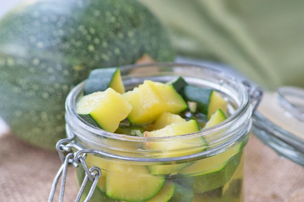 Zucchini s&uuml;&szlig;-sauer