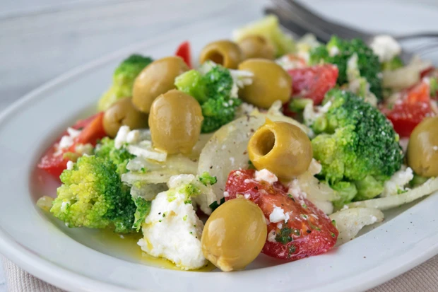 Brokkolisalat mediterran
