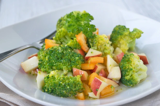 Brokkoli-Apfel-Salat