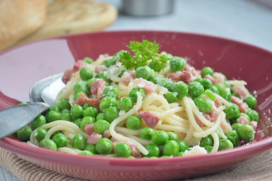 Spaghetti mit Speck und Erbsen